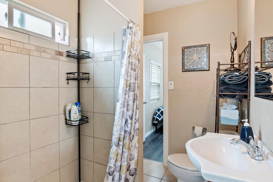 More Photos Of 1910 W Lincoln St, Long Beach Multifamily For Sale