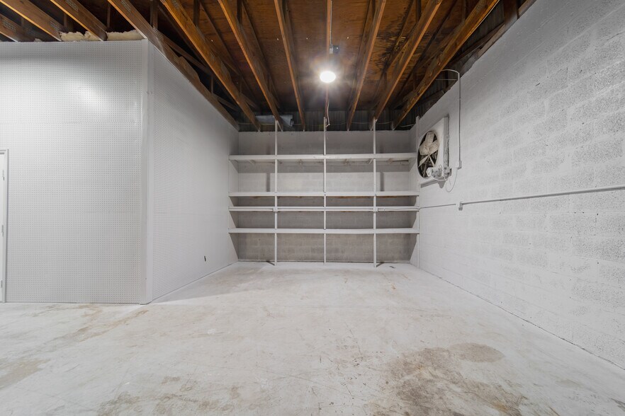 More Photos Of 3559 Veronica S Shoemaker Blvd, Fort Myers Warehouse For Lease