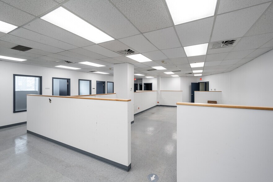 More Photos Of 13200 Boul Métropolitain E, Montréal Office For Sale