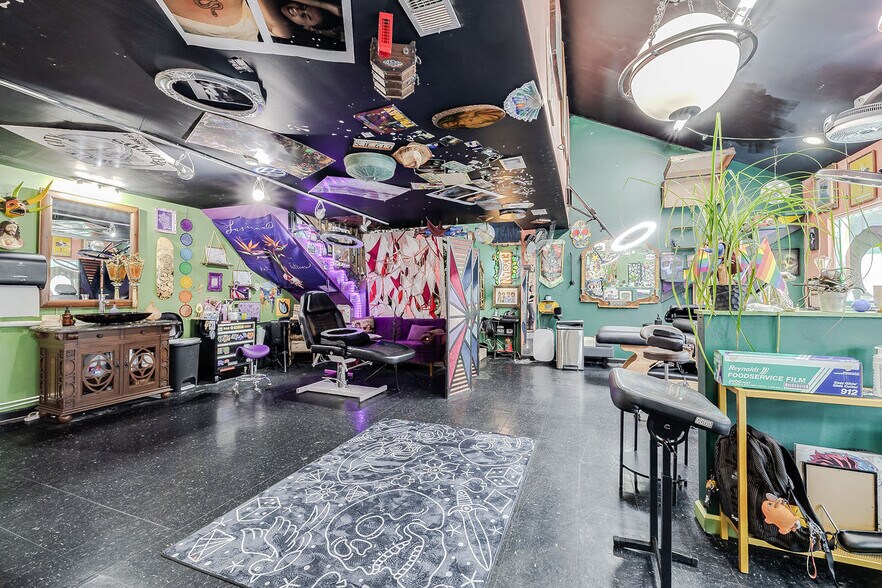 More Photos Of 302 W Victory Dr, Savannah Freestanding For Sale