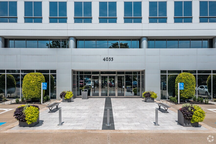 More Photos Of 4055 Valley View Ln, Farmers Branch Office For Sale