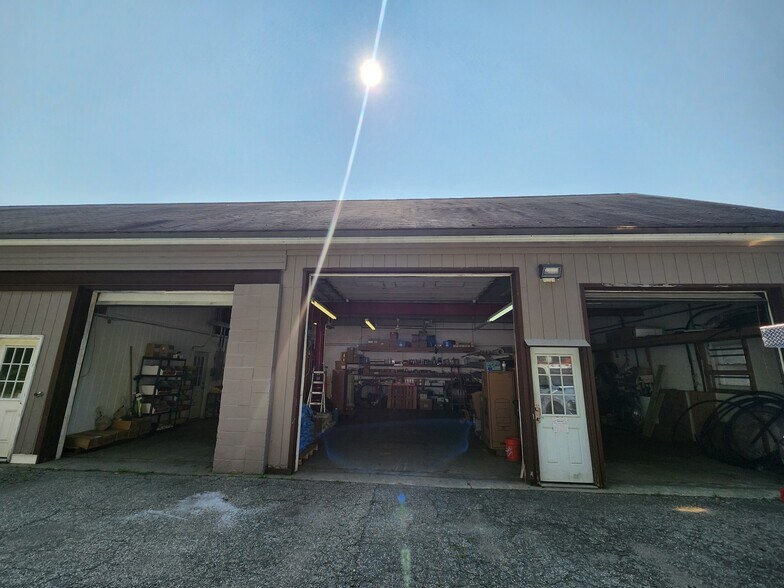 More Photos Of 688 Derby Ave, Seymour Warehouse For Lease