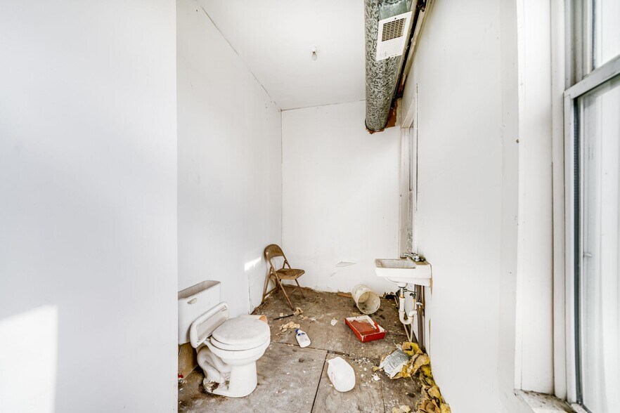 More Photos Of 1039 Dixie Hwy, Louisville Flex For Sale