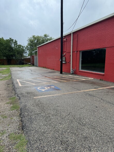 More Photos Of 8230 Lake June Rd, Dallas Storefront Retail Office For Lease