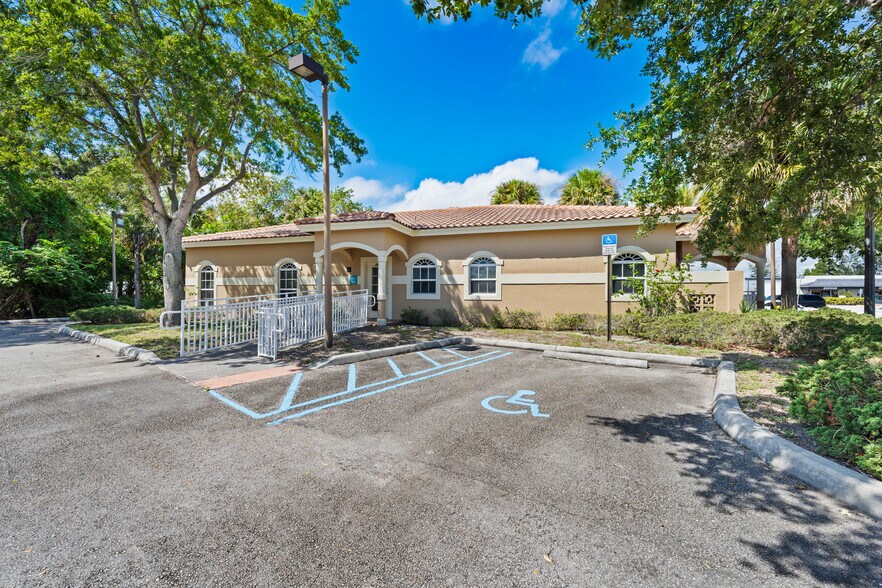 More Photos Of 3193 SE Dixie Hwy, Stuart Office For Sale