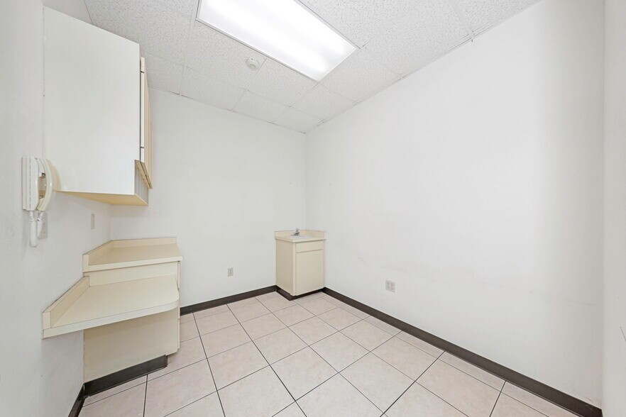 More Photos Of 655 N Indiana Ave, Englewood Medical For Sale