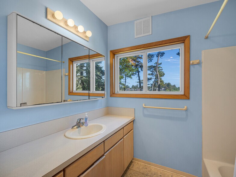 More Photos Of 2624 Neawanna St, Seaside Specialty For Sale