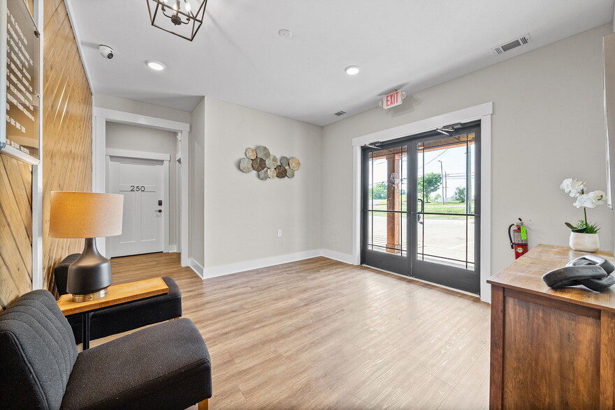 More Photos Of 159 Darlene Dr, Clarksville Office For Lease