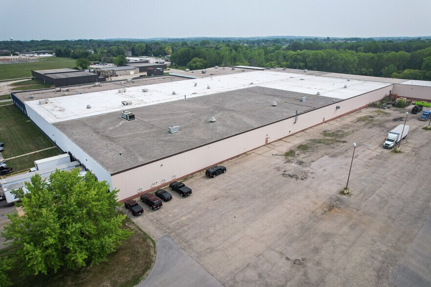 More Photos Of 1007 S 12th St, Watertown Warehouse For Lease