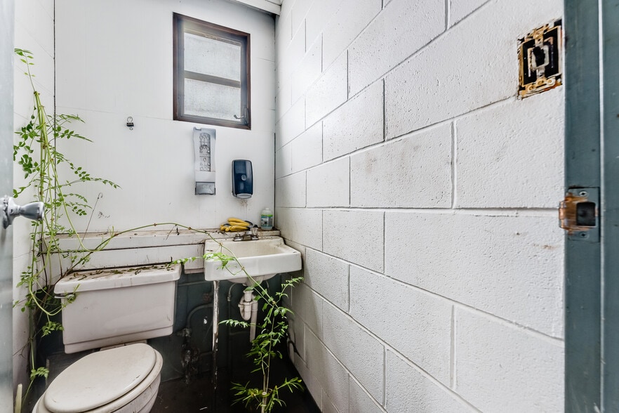 More Photos Of 25 Opal Dr, Fairmont Warehouse For Sale