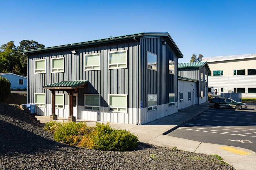 More Photos Of 200 N Wasco Ct, Hood River Warehouse For Sale