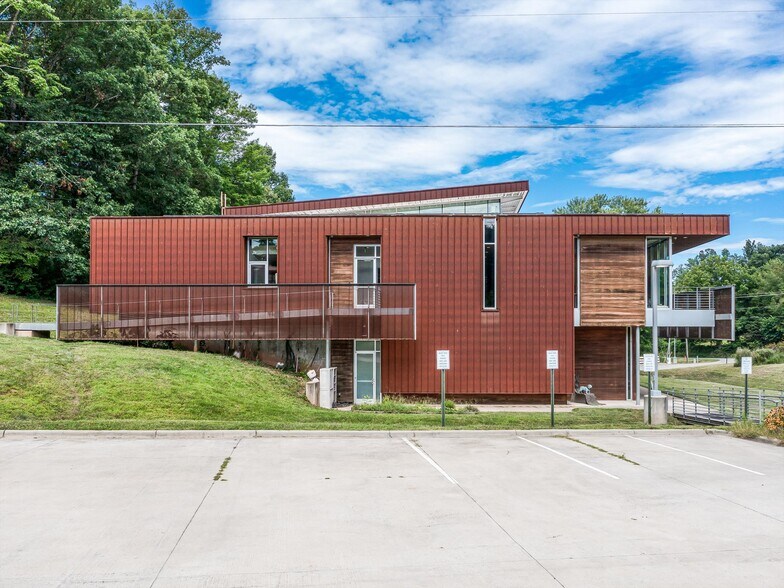 More Photos Of 76 Jupiter Rd, Weaverville Manufacturing For Lease