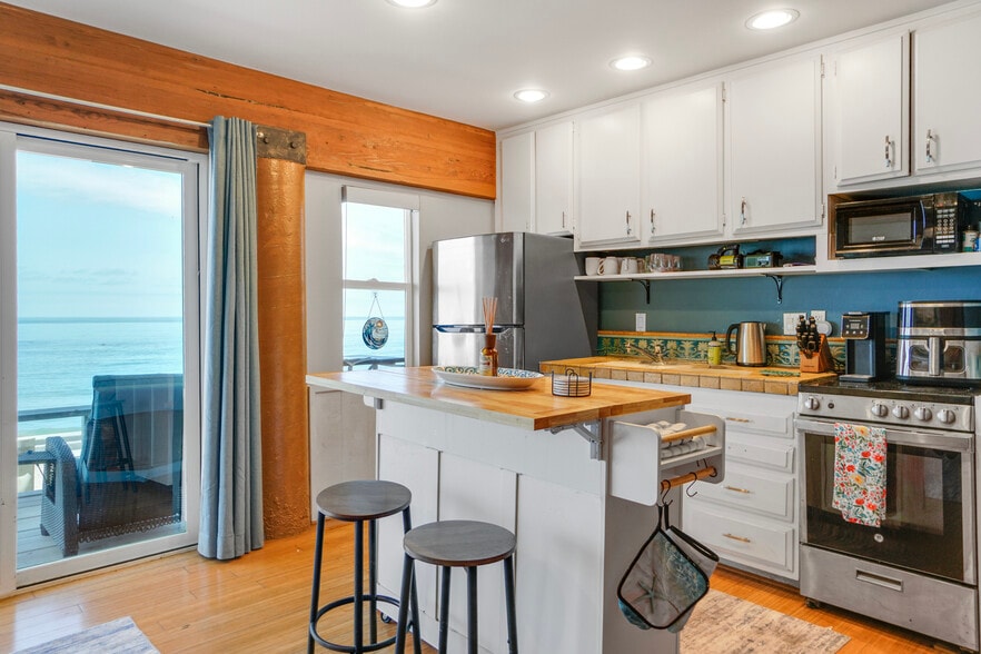 More Photos Of 11914 Beach Club Way, Malibu Multifamily For Sale