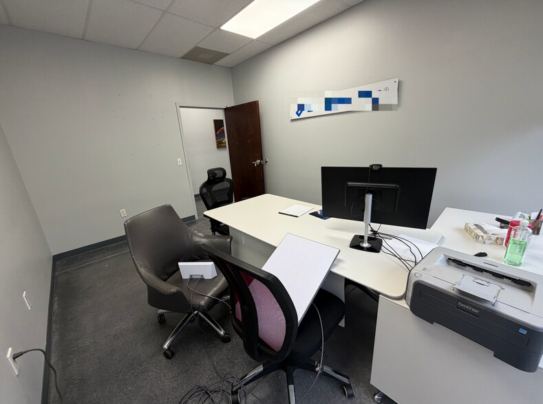 More Photos Of 8010 Sunport Dr, Orlando Light Distribution For Sale