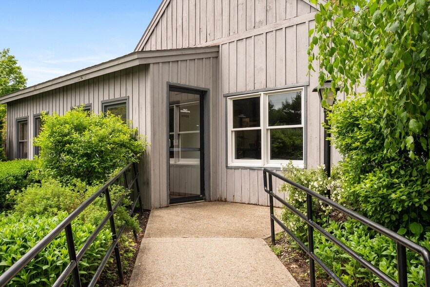 More Photos Of 290 Church St, Saratoga Springs Office For Sale