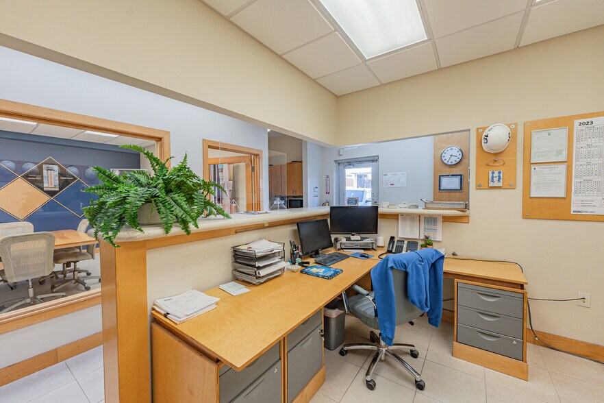 More Photos Of 4451 8th Ave S, Saint Petersburg Manufacturing For Lease