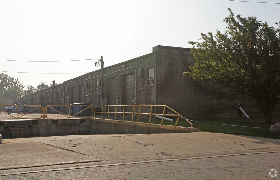 More Photos Of 1001 W Republic Dr, Addison Warehouse For Lease