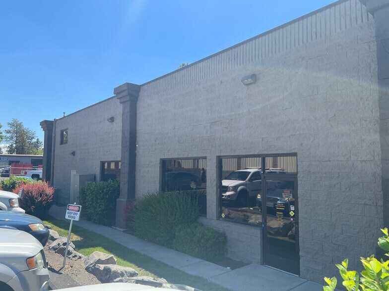 More Photos Of 1012 SE Cleveland Square Loop, Bend Storefront Retail Office For Lease