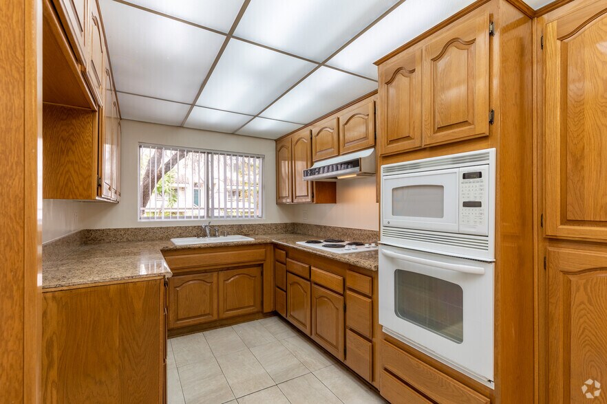 More Photos Of 5150 Yarmouth Ave, Encino Apartments For Sale