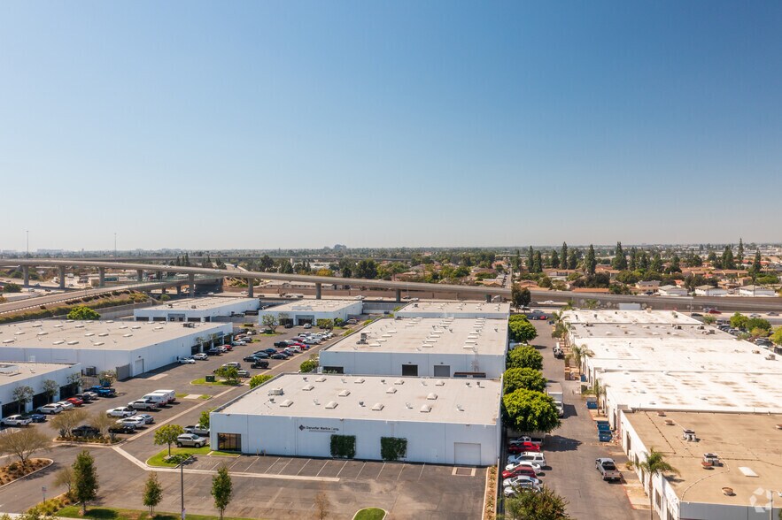 More Photos Of 1341-1343 N Blue Gum St, Anaheim Manufacturing For Lease