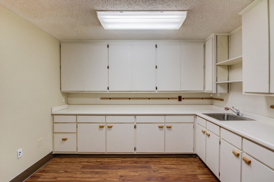 More Photos Of 63 W Candler St, Winder Medical For Lease