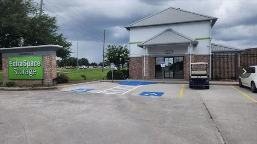 Primary Photo Of 11220 S Highway 6, Sugar Land Self Storage For Lease