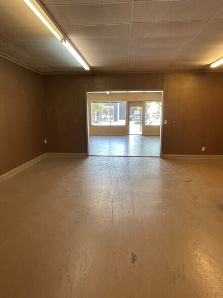 More Photos Of 919 Halsell Street, Bridgeport Restaurant For Lease