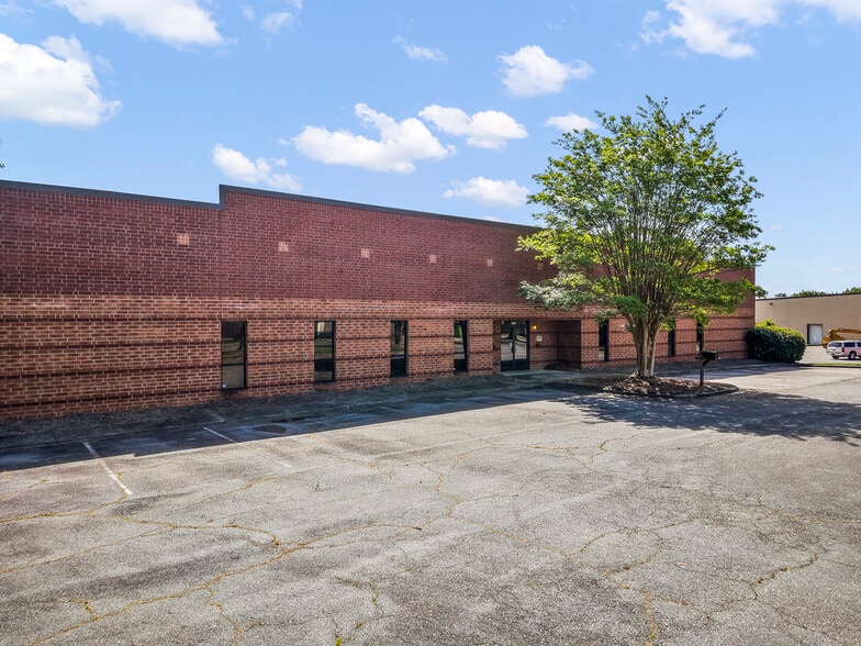 More Photos Of 2595 Viceroy Dr, Winston-Salem Warehouse For Lease