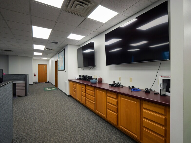 More Photos Of 2321 W Grand Ave, Wisconsin Rapids Office For Sale