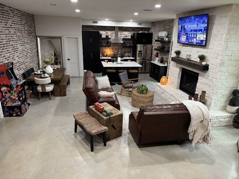 More Photos Of 112 N Avenue A, Humble Light Distribution For Sale