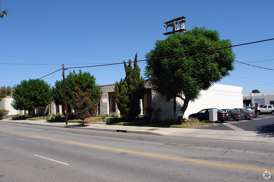 More Photos Of 9840-9848 Owensmouth Ave, Chatsworth Warehouse For Lease