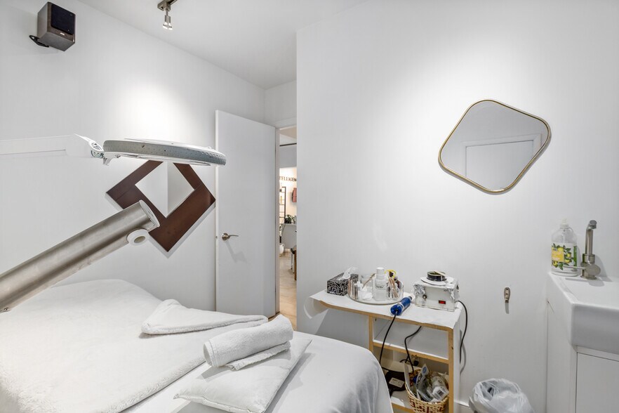 More Photos Of 2032 34th Ave SW, Calgary Office For Sale