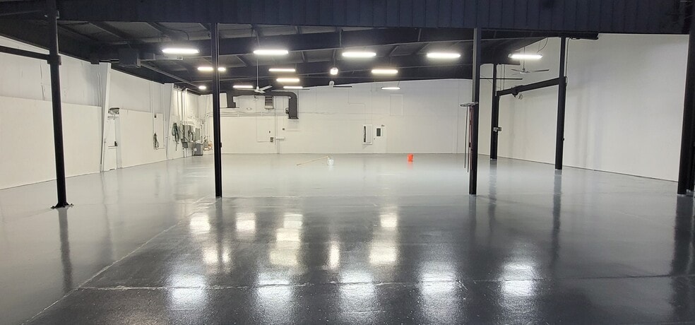 More Photos Of 5 Heritage Park, Clinton Manufacturing For Lease