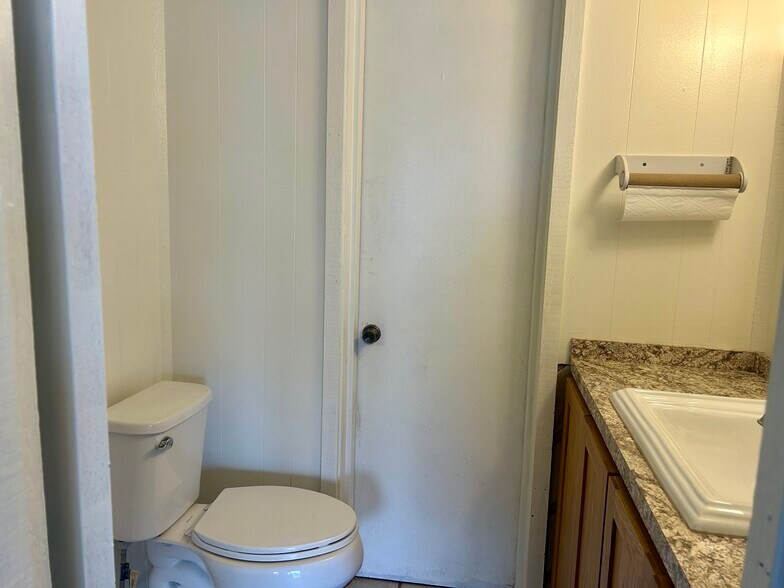 More Photos Of 201 S McQuarrie Ave, Wagoner Flex For Sale