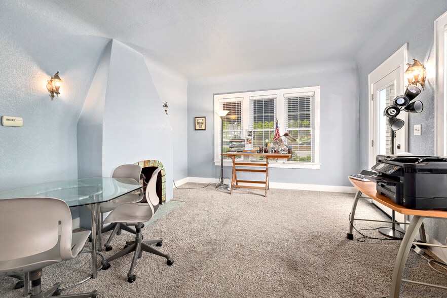 More Photos Of 355 N College Ave, Fayetteville Office Residential For Lease