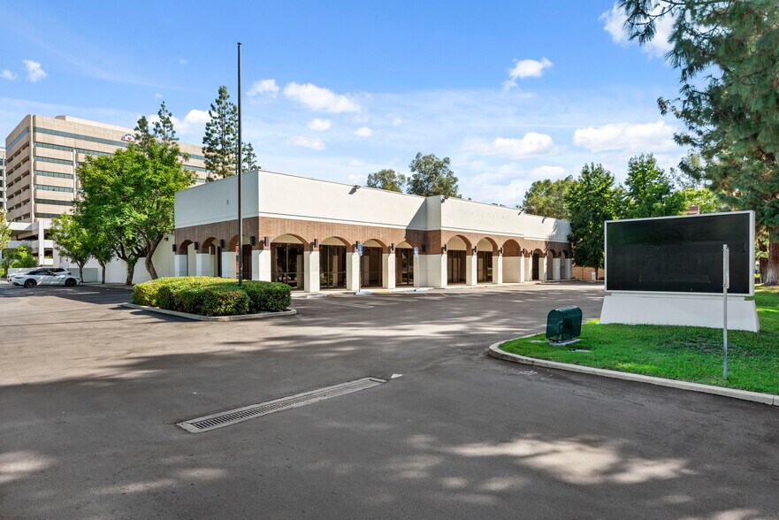 More Photos Of 21725 Erwin St, Woodland Hills Storefront Retail Office For Lease