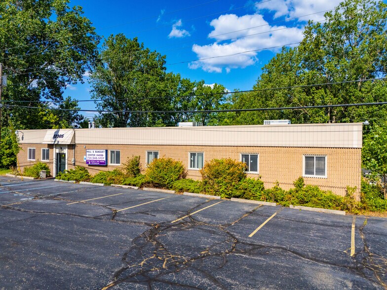 More Photos Of 12305 Beech Daly Rd, Taylor Flex For Lease