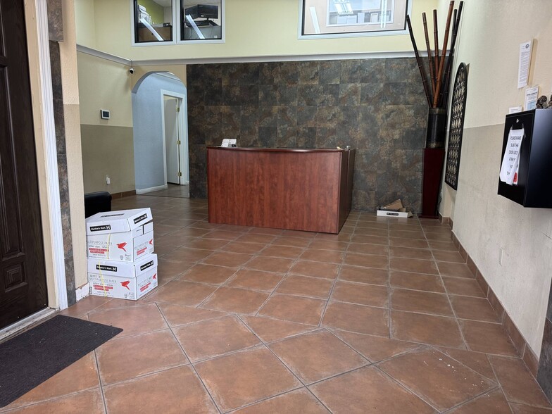 More Photos Of 2950 E Flamingo Rd, Las Vegas Office For Sale