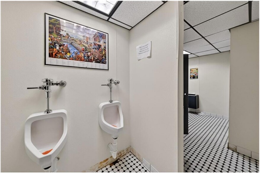 More Photos Of 7 E River Rd, Central Square Restaurant For Sale