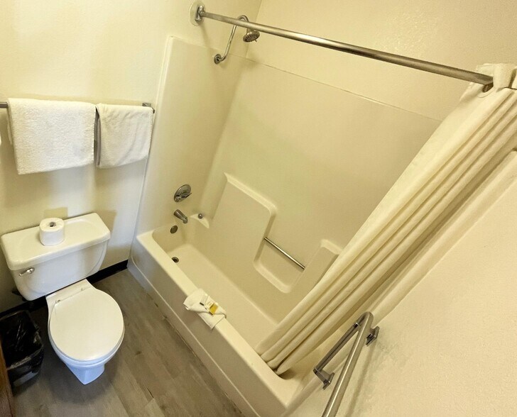 More Photos Of 30 Gilmore Rd, Red Bluff Hotel For Sale