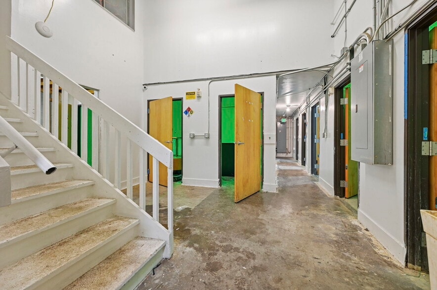 More Photos Of 319 N Bonfoy Ave, Colorado Springs Warehouse For Sale
