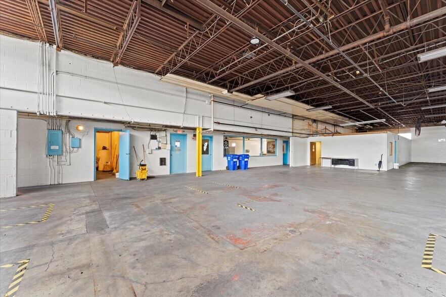 More Photos Of 1701 Shepherd, Windsor Manufacturing For Lease