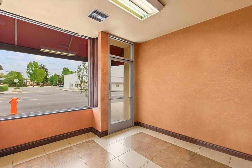 More Photos Of 4204 W Burbank Blvd, Burbank General Retail For Sale