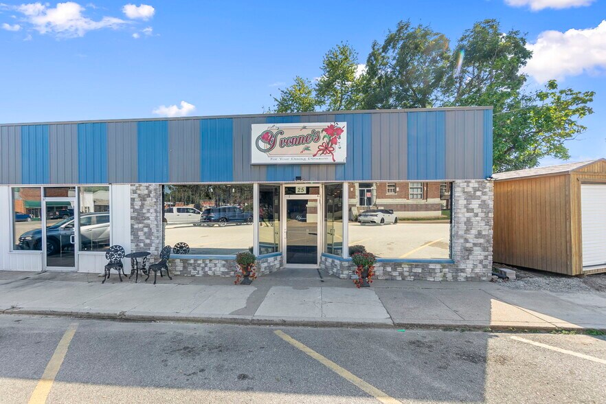 More Photos Of 25 W Tywappity St, Benton Restaurant For Sale