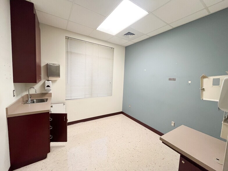 More Photos Of 820 S Illinois Ave, Republic Medical For Lease