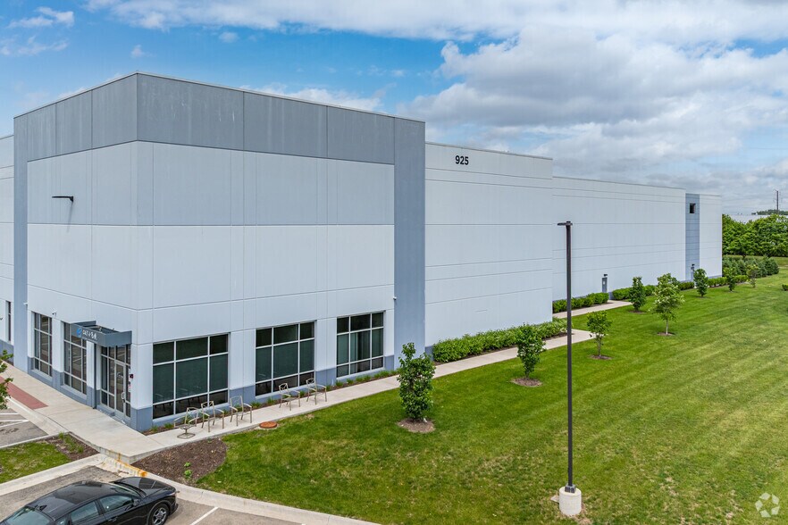 More Photos Of 925 Enterprise St, Aurora Distribution For Lease