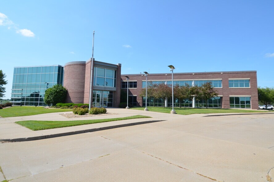 More Photos Of 8710 Earhart Ln Sw, Cedar Rapids Office For Sale