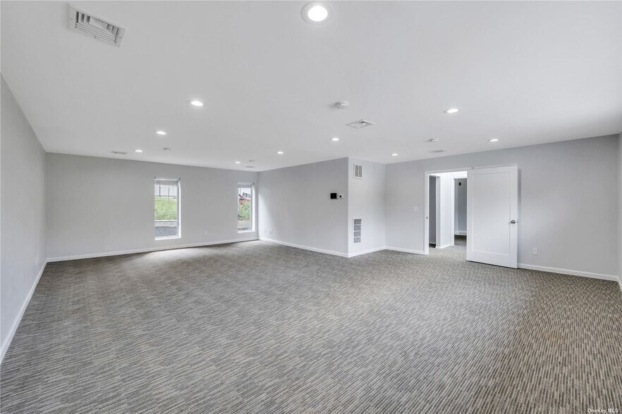 More Photos Of 362 Mooney Pond Rd, Farmingville Office For Sale