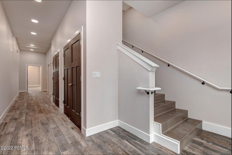 More Photos Of 4554 Forestdale Dr, Park City Showroom For Sale