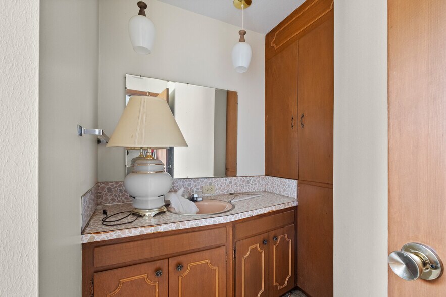 More Photos Of 1400 Locust st, Stilwell Office Residential For Sale